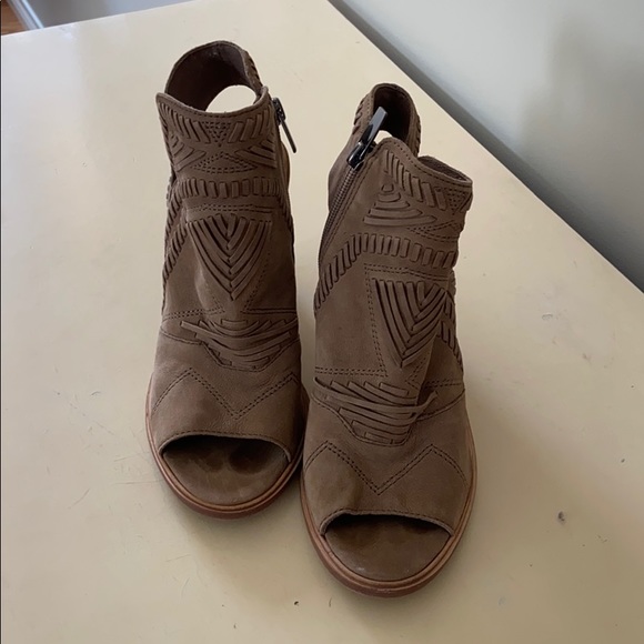 Vince Camuto open toe Booties - Picture 2 of 3